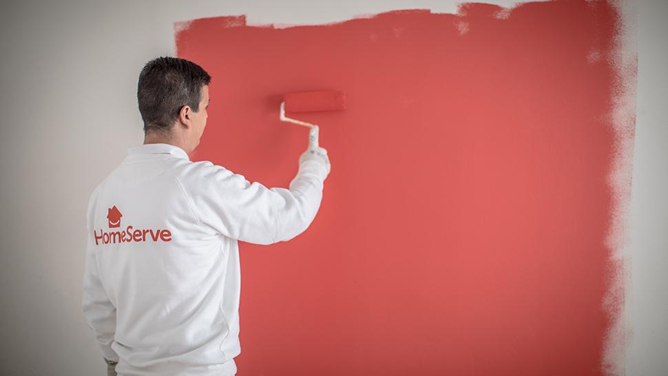 Profesional pintando una pared