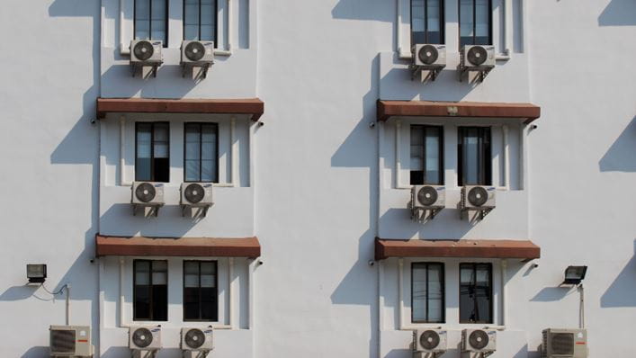 Aire acondicionado en la fachada de edificio