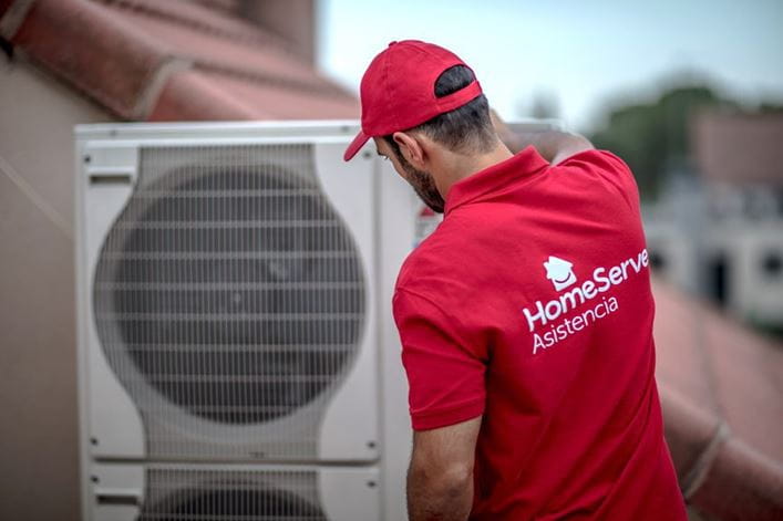 Técnico de HomeServe desmontando una unidad exterior de aire acondicionado