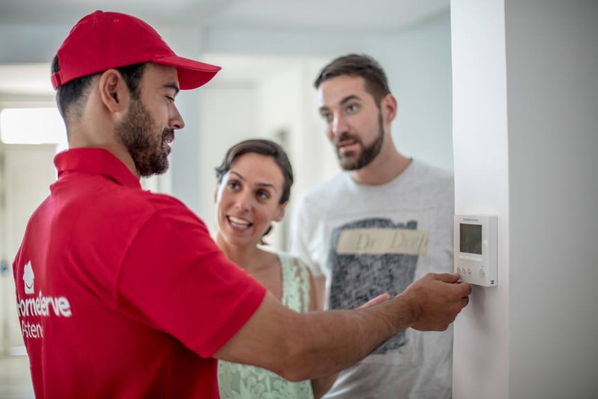 Técnico en aire acondicionado de HomeServe con unos clientes