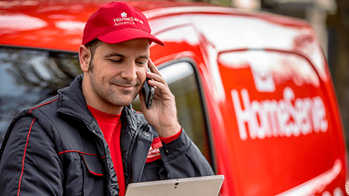 Técnico de HomeServe llegando al domicilio de un cliente