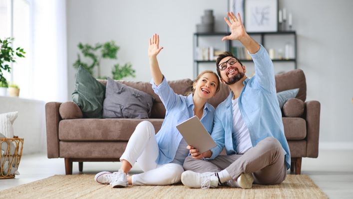 Una pareja reflexiona sobre si alquilar o comprar una nueva casa