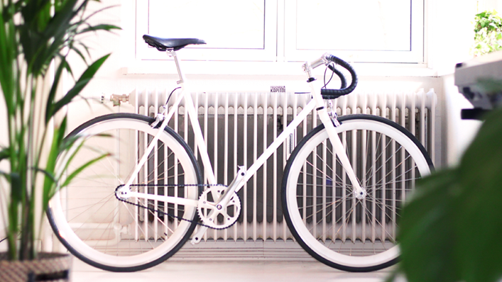 Bicicleta delante de un radiador