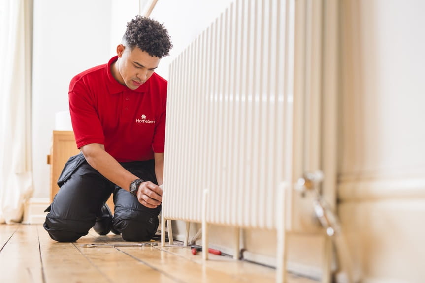 Técnico de HomeServe arreglando el detentor de un radiador