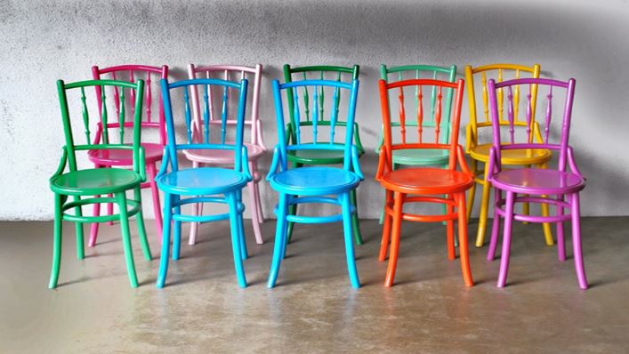 sillas de madera pintadas de colores |Homeserve