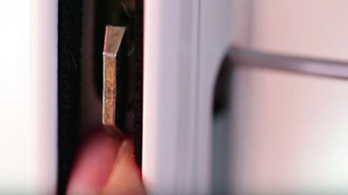 cerrajero de HomeServe arreglando un pestillo