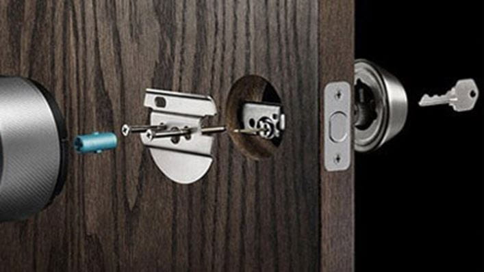 una cerradura en una puerta arreglada por un cerrajero de HomeServe