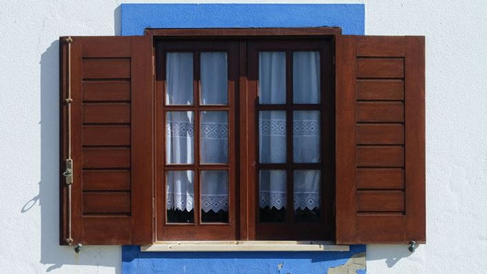 Ventanas de madera en pared blanca