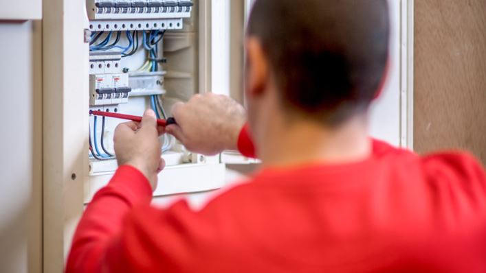 Electricista revisando cuadro electrico | HomeServe