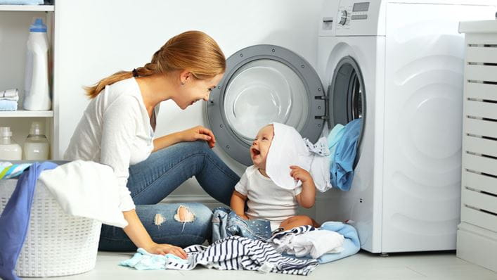 Cómo usar la lavadora mujer y bebé juegan con la ropa