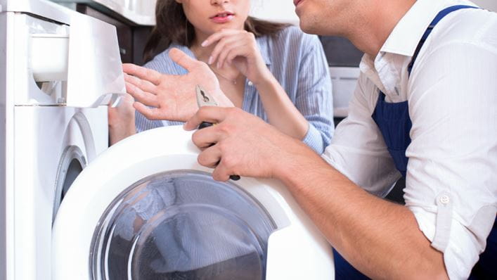 Personas con una lavadora