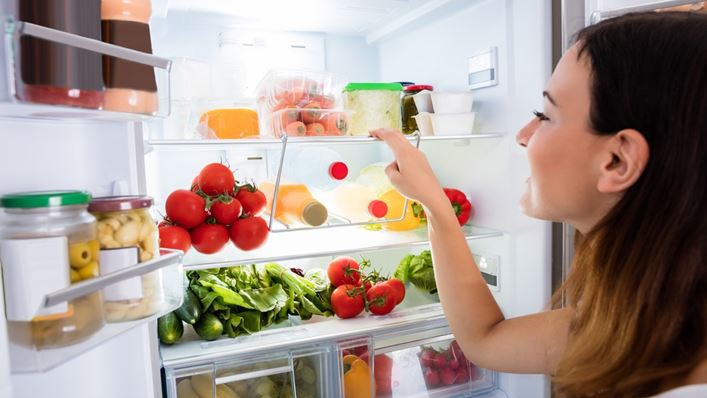 Mujer abriendo el frigorífico