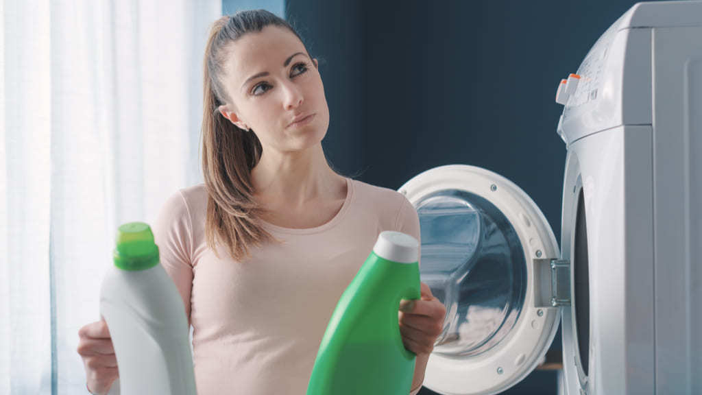 Mujer valorando utilizar suavizante o no en la lavadora