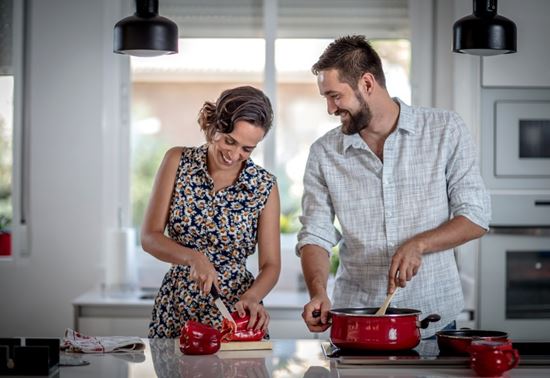 Pareja cocinando en una vitrocerámica