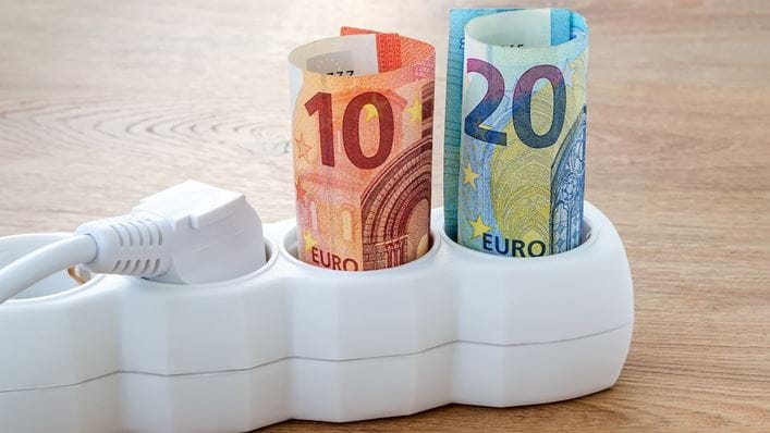 Regleta con billetes de euro como símbolo del consumo fantasma