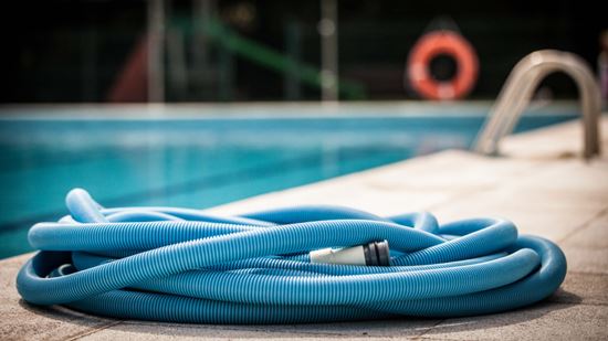Manguera en piscina