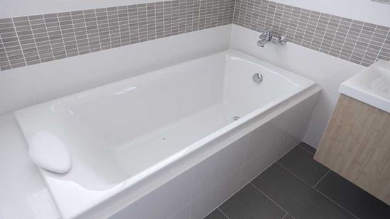 Bañera limpia después de retirar la silicona estropeada