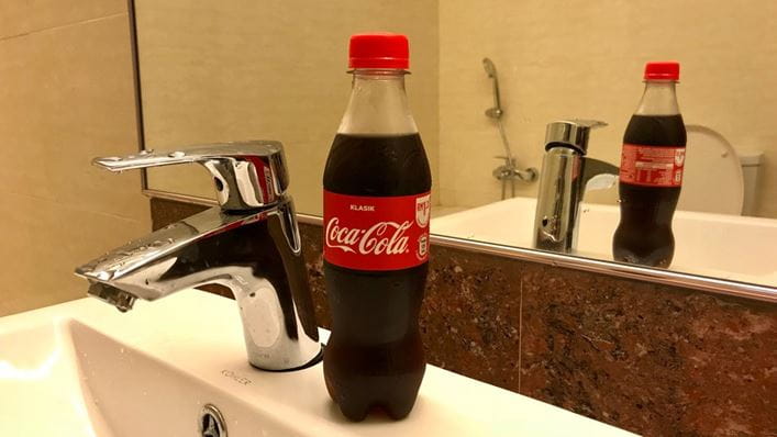 Botella de Coca-Cola en un lavabo