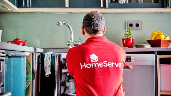 Fontanero de HomeServe limpiando un bote sifónico