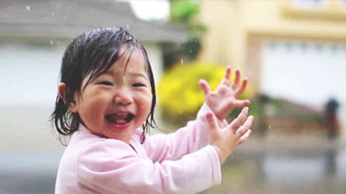 niña bajo la lluvia