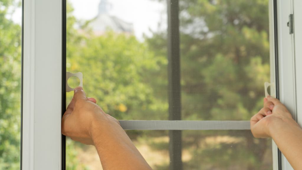 Cómo quitar una puerta mosquitera corrediza: 9 Pasos