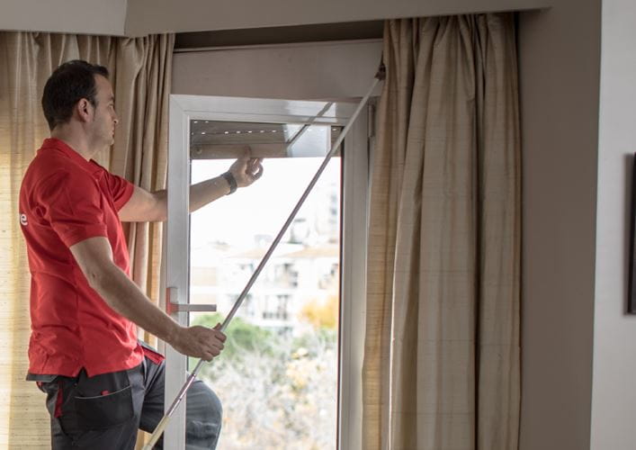 profesional con persiana |Homeserve