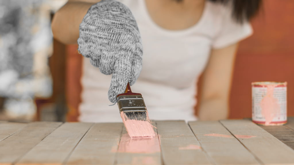 Mujer pintando madera