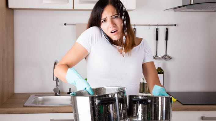 mujer limpiando en la cocina |Homeserve