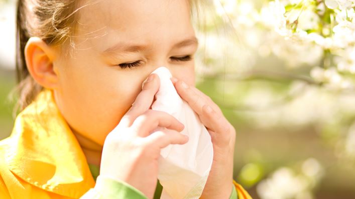 Niña con alergia estornudando |Homeserve