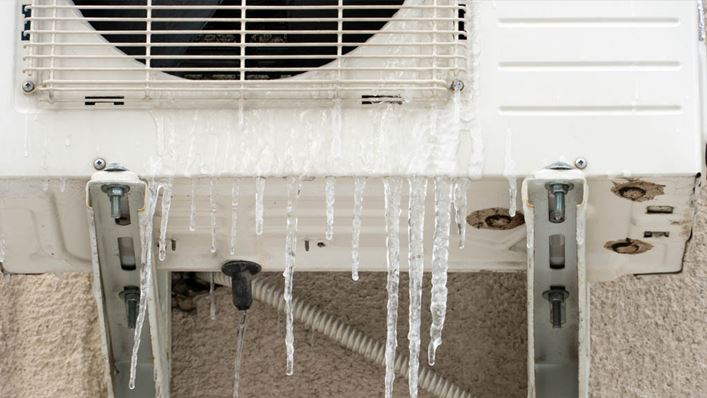 Unidad exterior de aire acondicionado sin una funda congelada durante el invierno