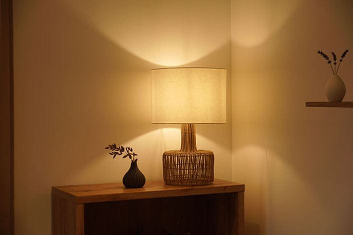 salón iluminado por una lámpara que da de luz cálida