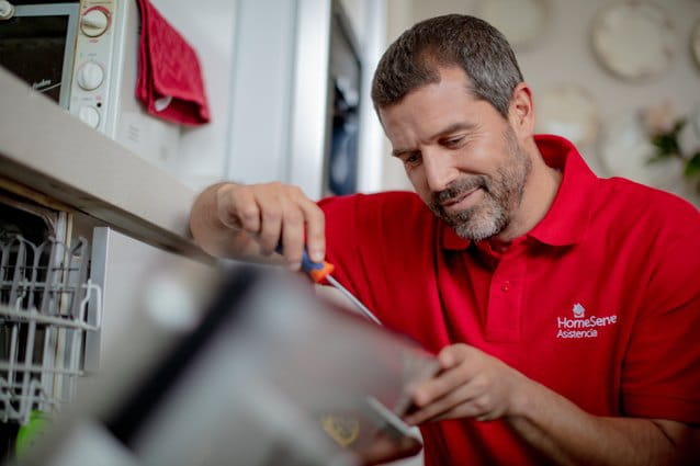 Técnico de reparación de lavavajillas de HomeServe revisando el indicador del tiempo de lavado