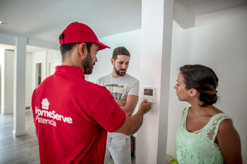 Clientes de HomeServe con un técnico de instalación de calderas