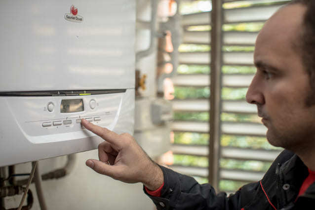 técnico de HomeServe instalando una caldera de gas