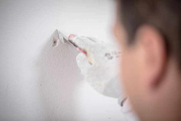 Cómo tapar un agujero en la pared