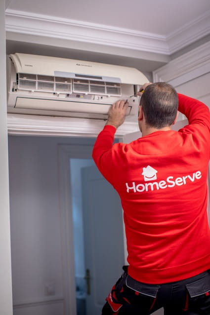 tecnico de aire acondicionado de HomeServe montando un aire acondicionado split o multisplit