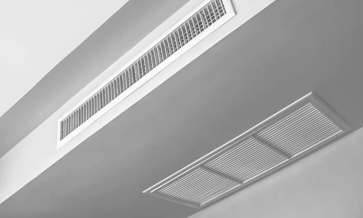 Una instalación de aire acondicionado por conductos en el salón de una vivienda