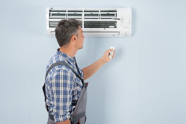 Técnico de HomeServe instalando un aire acondicionado
