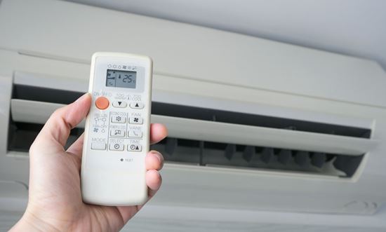 Un mando del aire acondicionado con sus diferentes modos