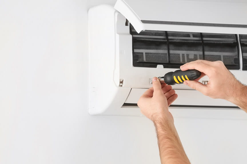 Un técnico de reparación de aire acondicionado de HomeServe arreglado el modo DRY