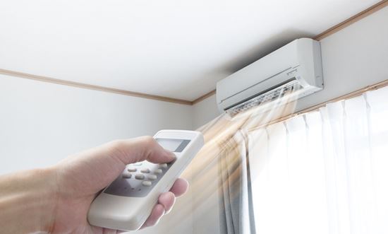 Una habitación en perfectas condiciones con un aire acondicionado dry