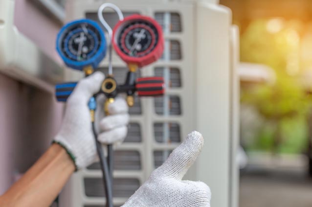 Un técnico de aire acondicionado de HomeServe analizando las frigorías de un aparato
