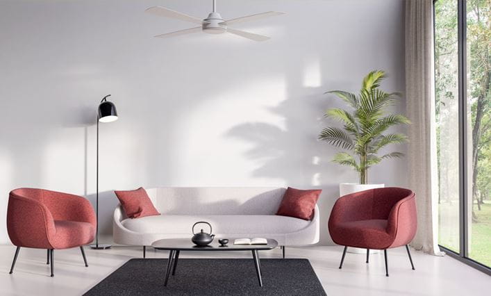 Salón de una casa con un ventilador de techo con aspas