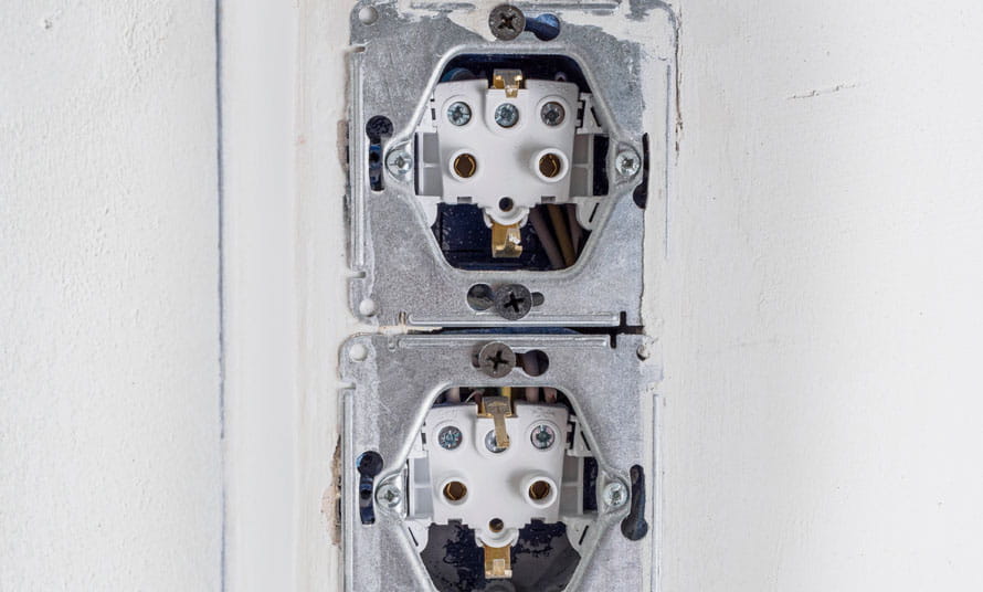 Una instalación eléctrica preparada para colocar dos interruptores simples.