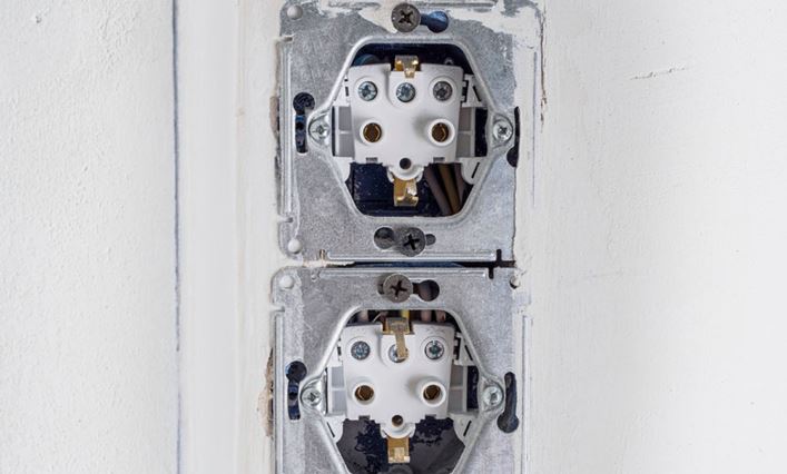 Una instalación eléctrica preparada para colocar dos interruptores simples.