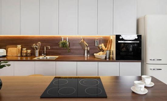 Una vitrocerámica de 4 cables en una cocina con varios utensilios a su alrededor