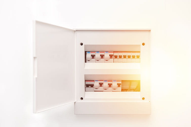 Electricista evaluando la diferencia entre monofásico y trifásico en un cuadro eléctrico.