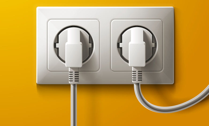 Dos enchufes con dos aparatos eléctricos conectados a ellos