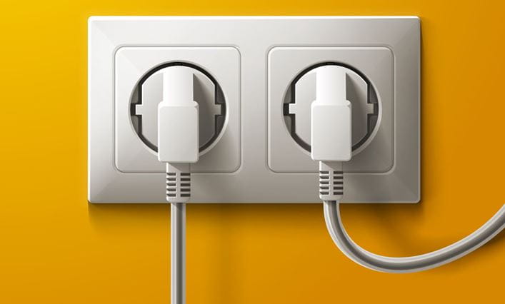 Dos enchufes con dos aparatos eléctricos conectados a ellos