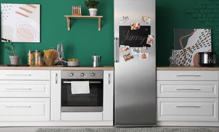 Una cocina de diseño en la que se puede ver un horno empotrado